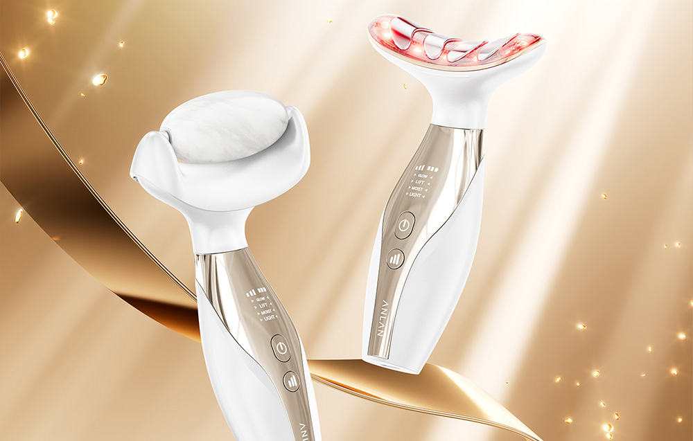 Deux appareils de soin du visage blancs avec des têtes interchangeables, l'un avec un rouleau en marbre, l'autre avec une pointe en forme de U rétroéclairée