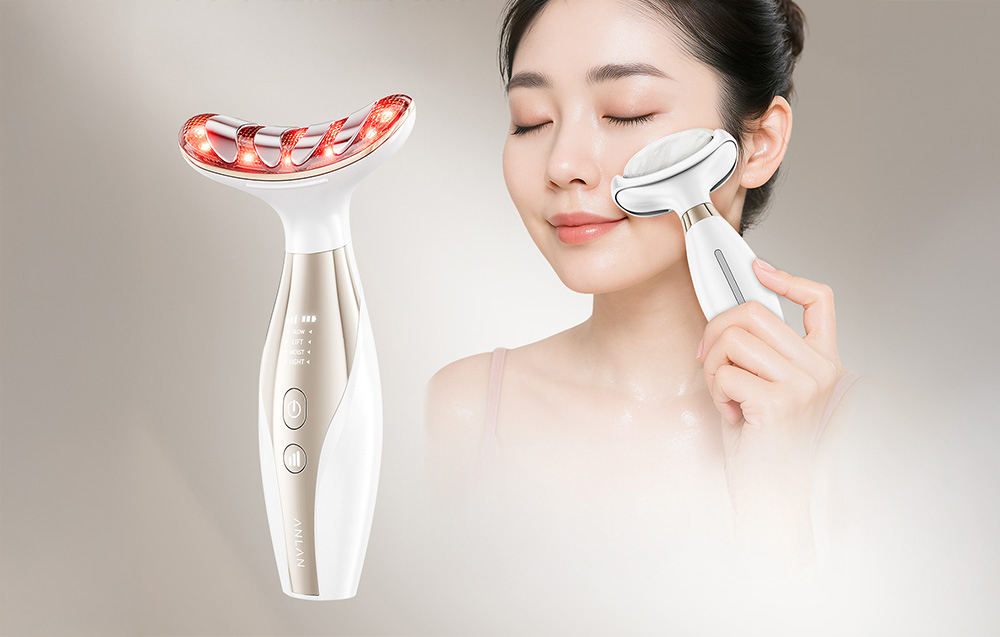 Femme appliquant l'appareil avec une tête en marbre sur sa joue, à côté d'un autre appareil avec lumière LED rouge