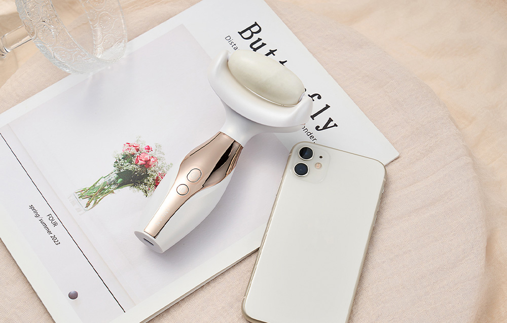 Appareil avec tête en marbre reposant dans un entrepôt à côté d'un smartphone blanc et d'un verre