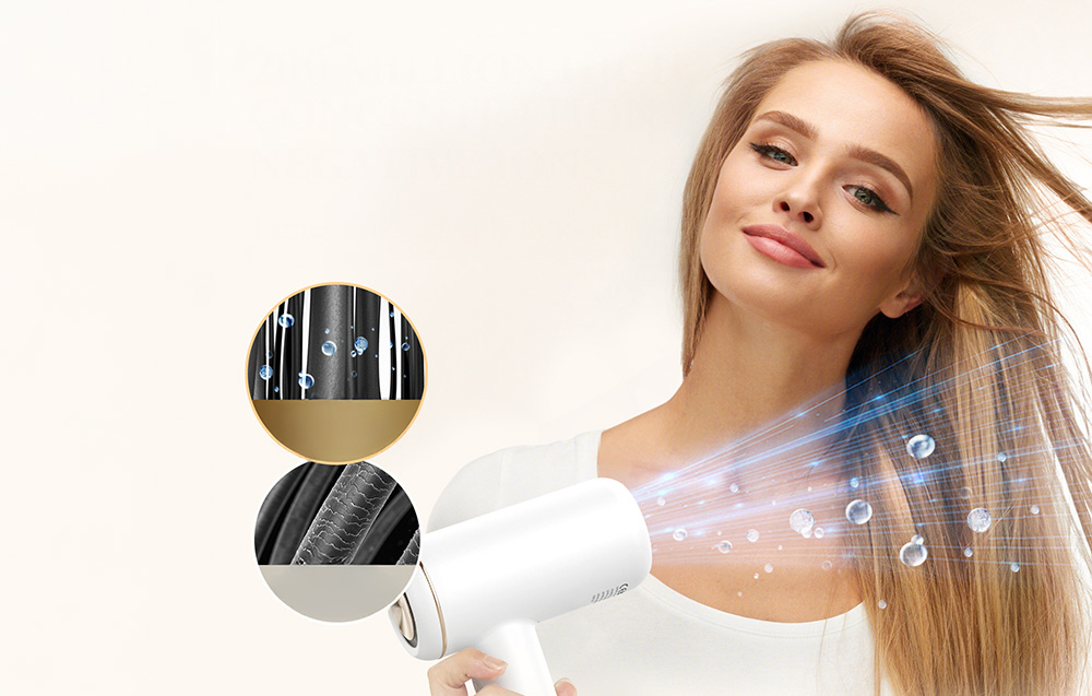 Une femme utilise un sèche-cheveux blanc, d'où sortent des flux d'air visualisés et des gouttes