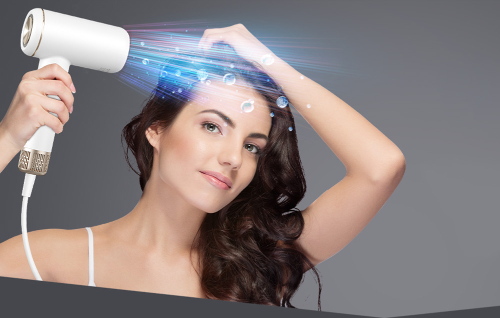 Femme tenant un sèche-cheveux blanc près de sa tête, d'où sortent des flux d'air visualisés et des gouttes