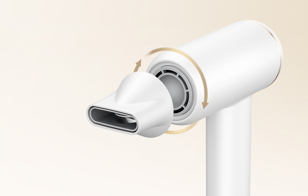 Gros plan de l'embout d'un sèche-cheveux blanc avec un capuchon