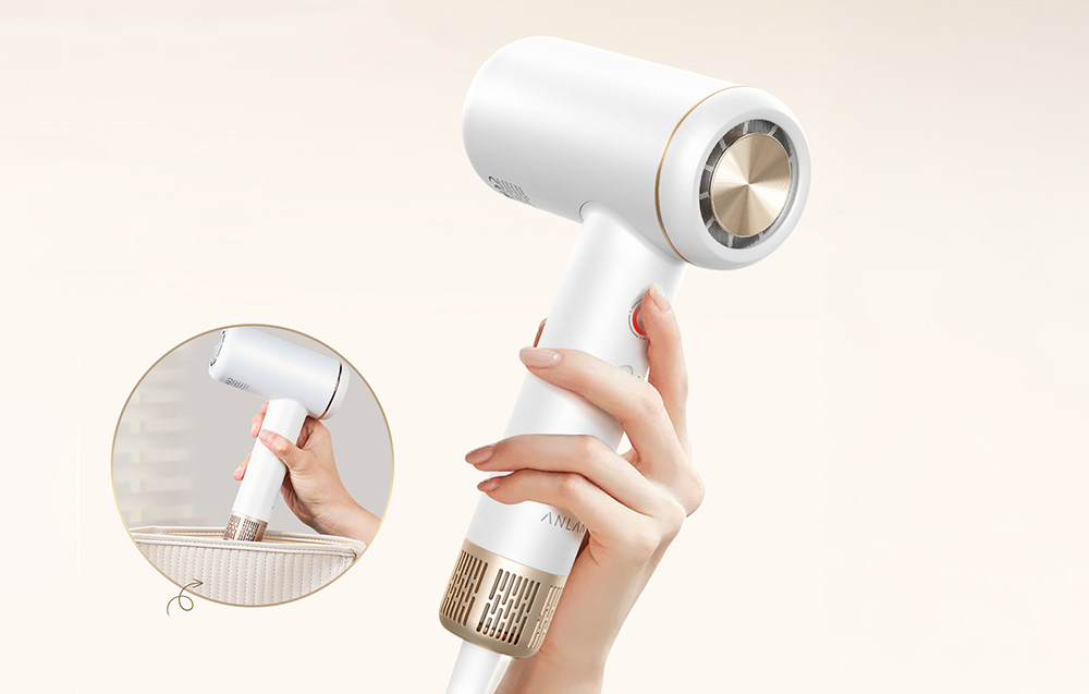 Une main tenant un sèche-cheveux blanc avec une vignette montrant comment il est rangé