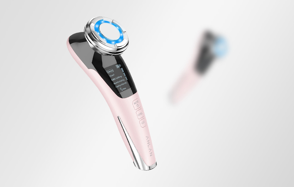 2 masseurs faciaux roses sur un fond clair