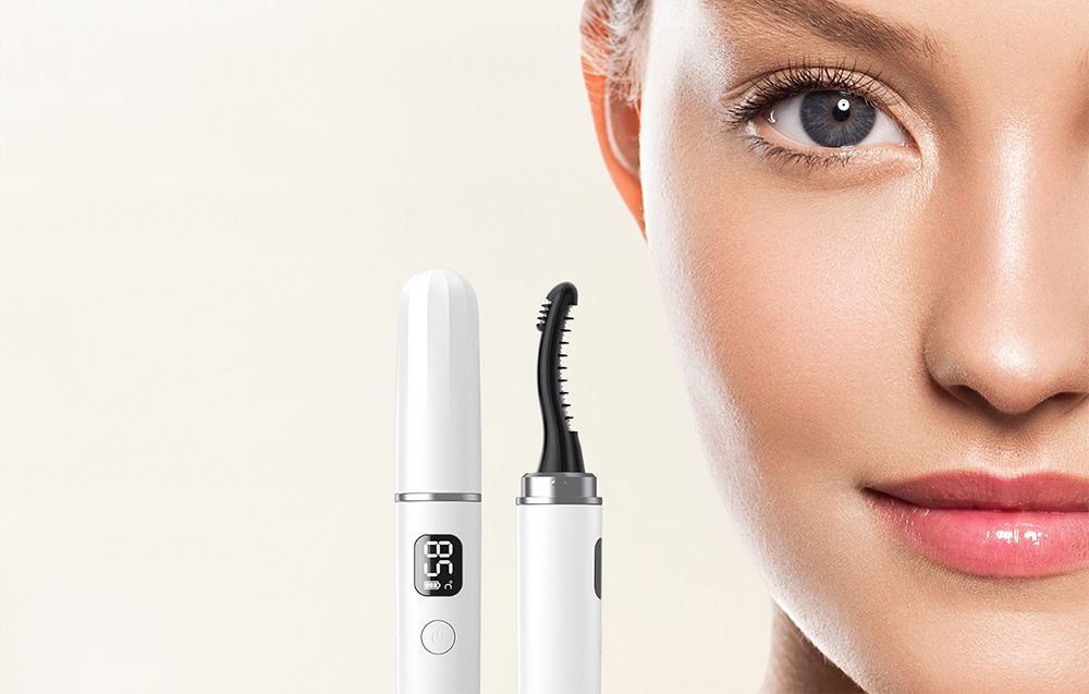 Recourbe-cils électrique à côté du visage d'une femme