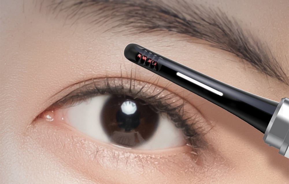 Une femme utilise un recourbe-cils électrique