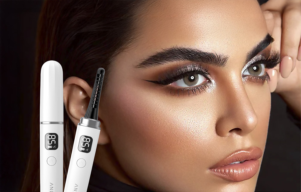 Recourbe-cils électrique à côté d'une femme aux cheveux foncés