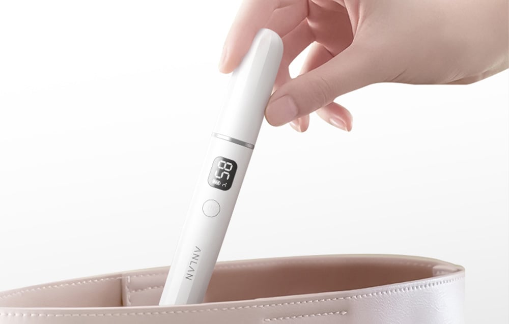 Recourbe-cils électrique dans un sac à main