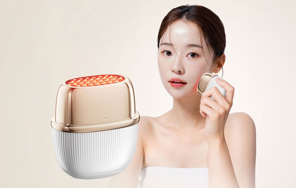 Appareil de massage facial, à côté d'une femme tenant l'appareil