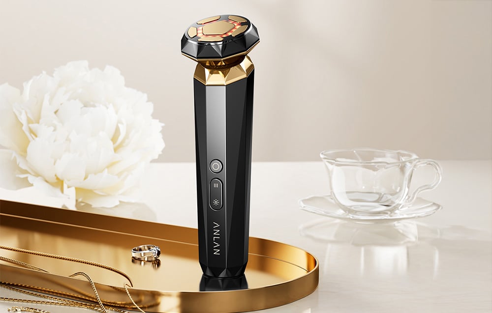 Appareil de massage lifting anlan sur fond clair