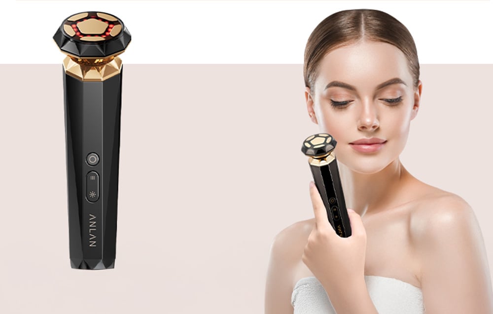 Appareil de massage lifting, à droite une femme tenant le masseur dans sa main