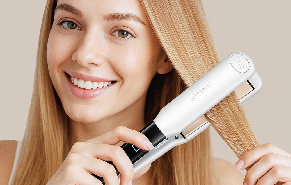 Femme souriante lissant ses cheveux