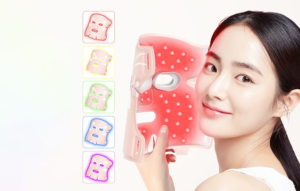 Femme tenant un masque LED rouge près de son visage avec des icônes de masques colorés à gauche