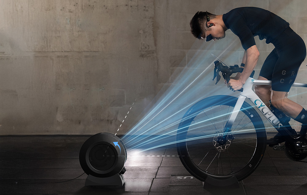 Cycliste s'entraînant sur un vélo avec graphique de flux d'air