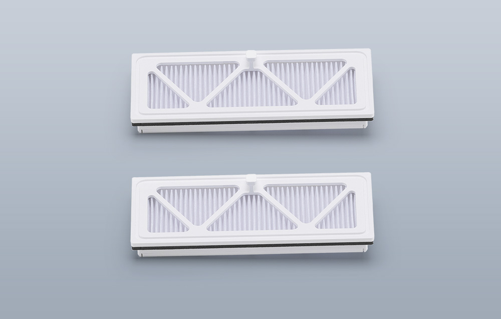 Deux filtres empilés sur une surface grise