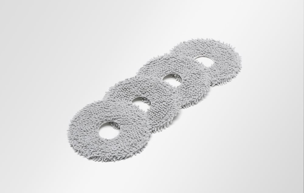 Quatre chiffons de nettoyage sur fond clair