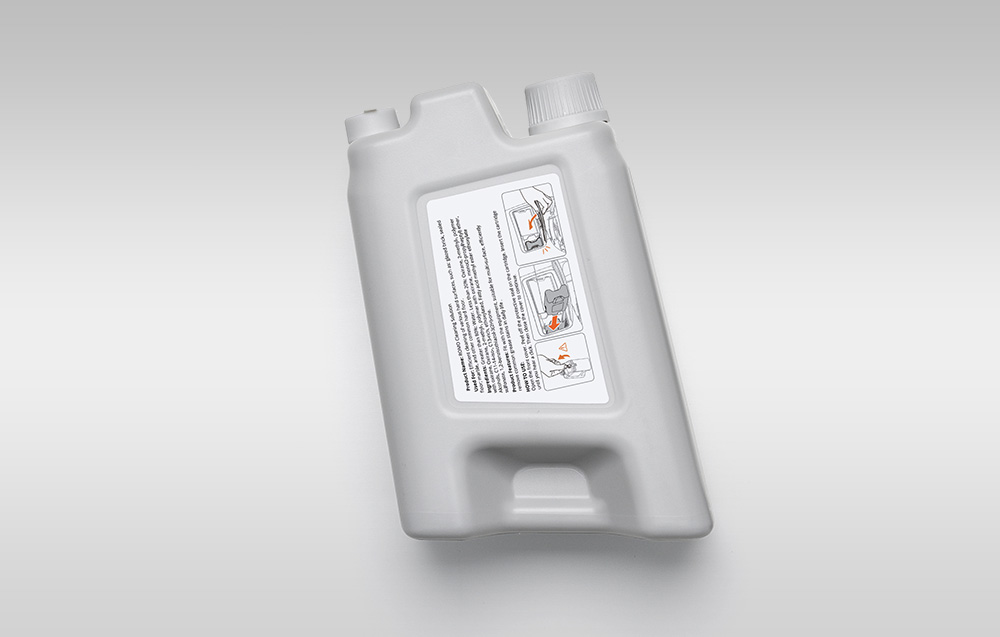 Fluide de nettoyage dans un conteneur gris avec étiquette blanche