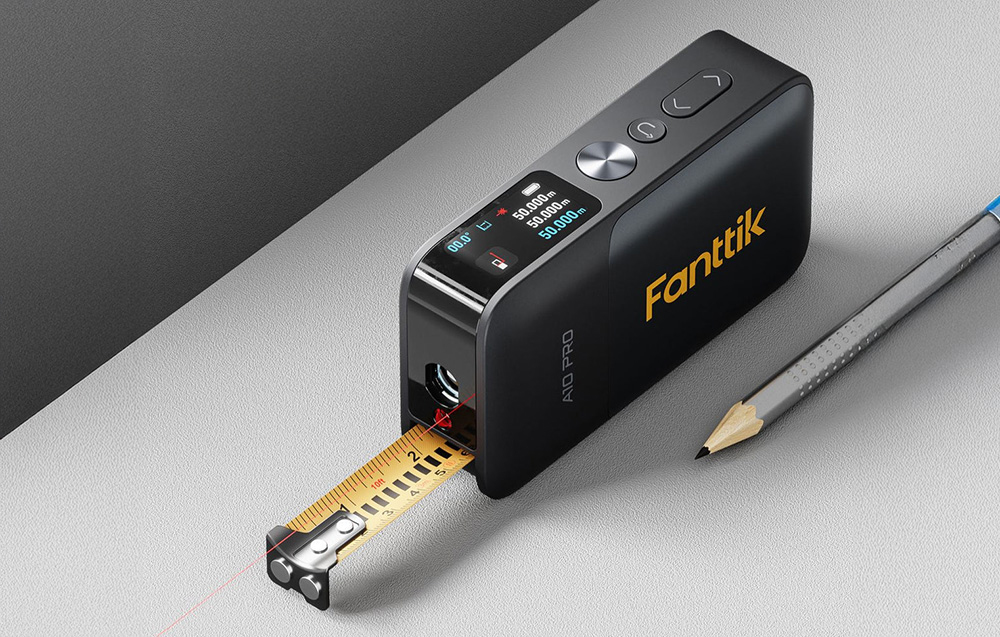 Mètre laser 2-en-1 avec le mètre ruban déployé et le laser activé, avec un crayon à côté