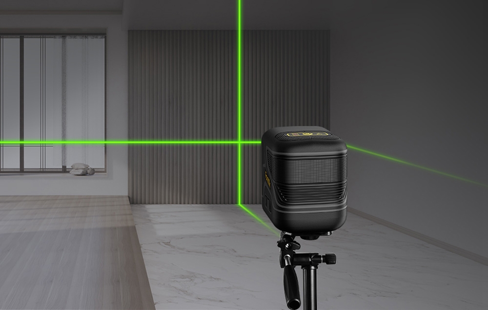 Le niveau laser projette un faisceau vert dans une pièce grise.