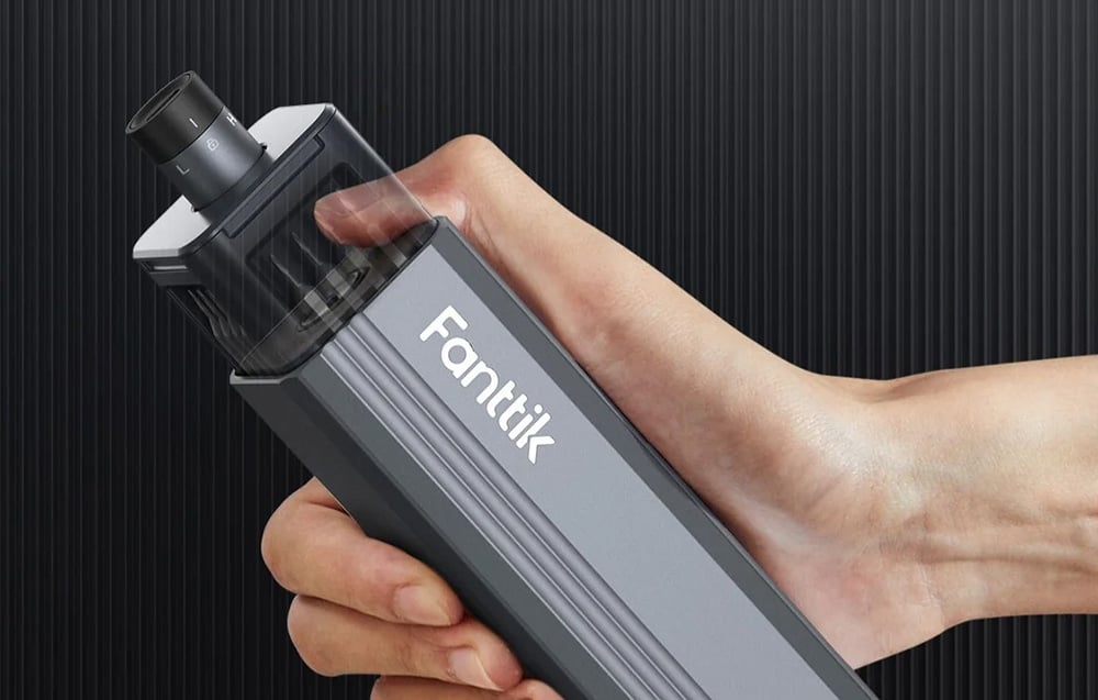 Un tournevis électrique à main dans un boîtier Fanttik.