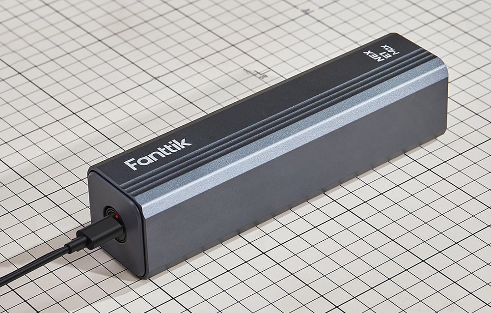 Tournevis électrique dans un boîtier Fanttik connecté à un câble USB.