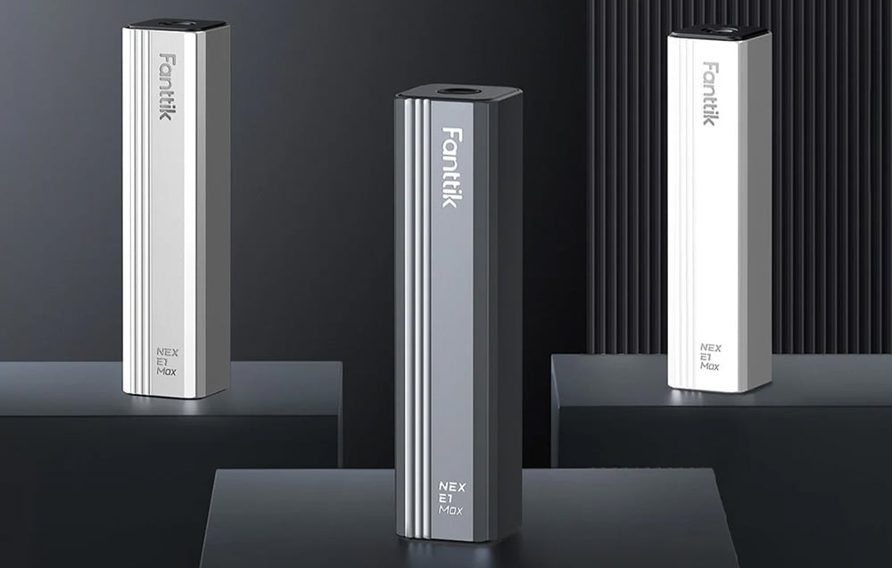 Les 3 tournevis électriques disposés dans un boîtier argent et gris reposent sur des plateformes noires.