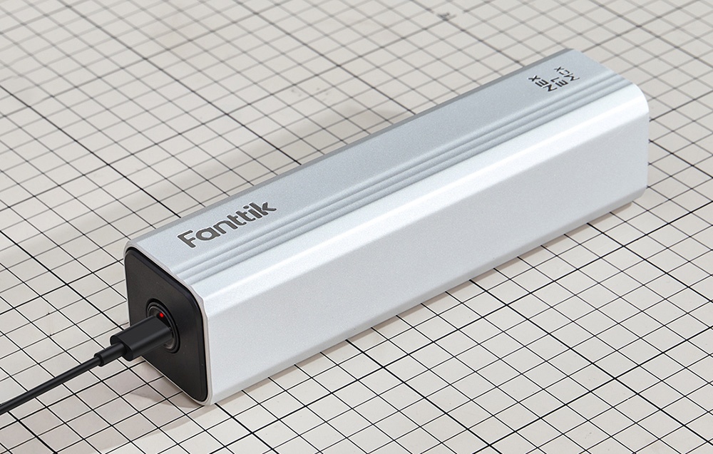 Tournevis électrique dans un boîtier Fanttik connecté à un câble USB.