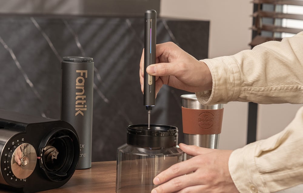 Tournevis électrique de précision Fanttik en utilisation lors de la réparation d'un appareil