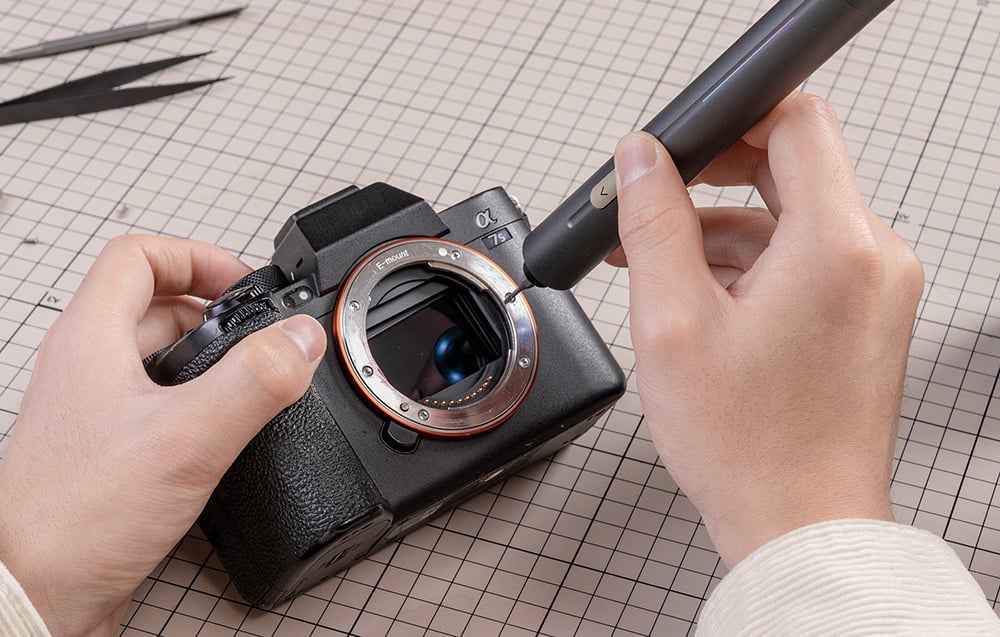 Tournevis électrique de précision Fanttik en utilisation lors de la réparation d'un appareil photo