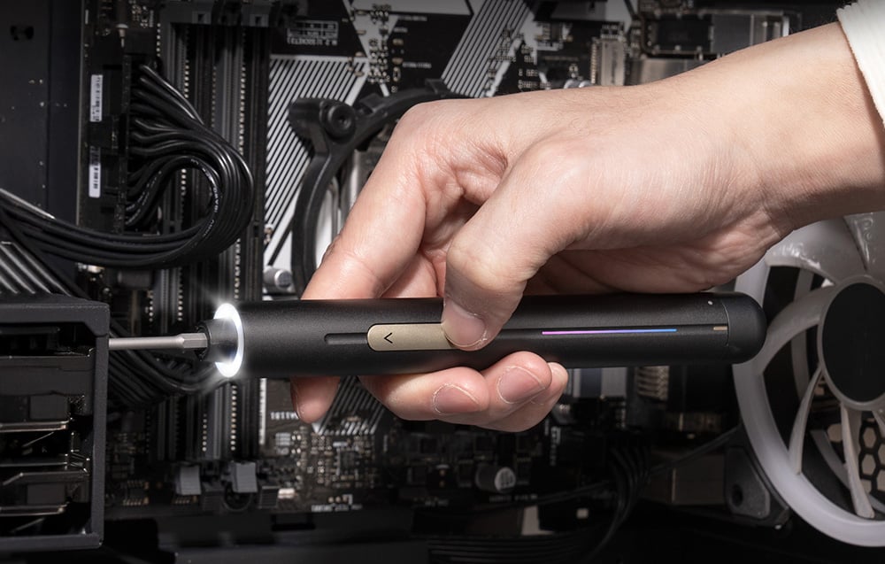 Tournevis électrique de précision Fanttik en utilisation lors de la réparation de composants informatiques