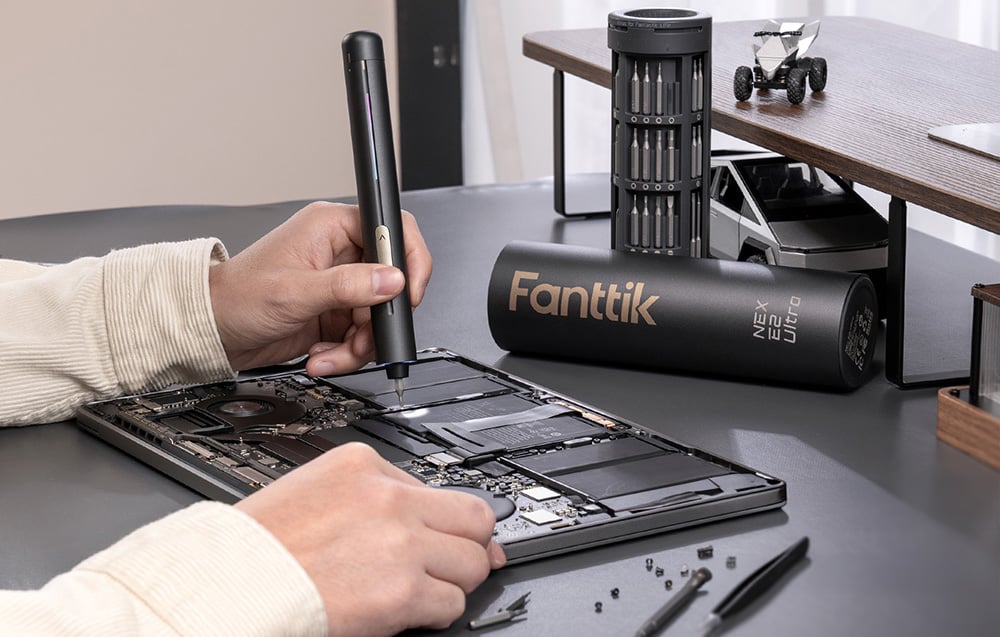 Tournevis électrique de précision Fanttik en utilisation lors de la réparation d'un ordinateur portable