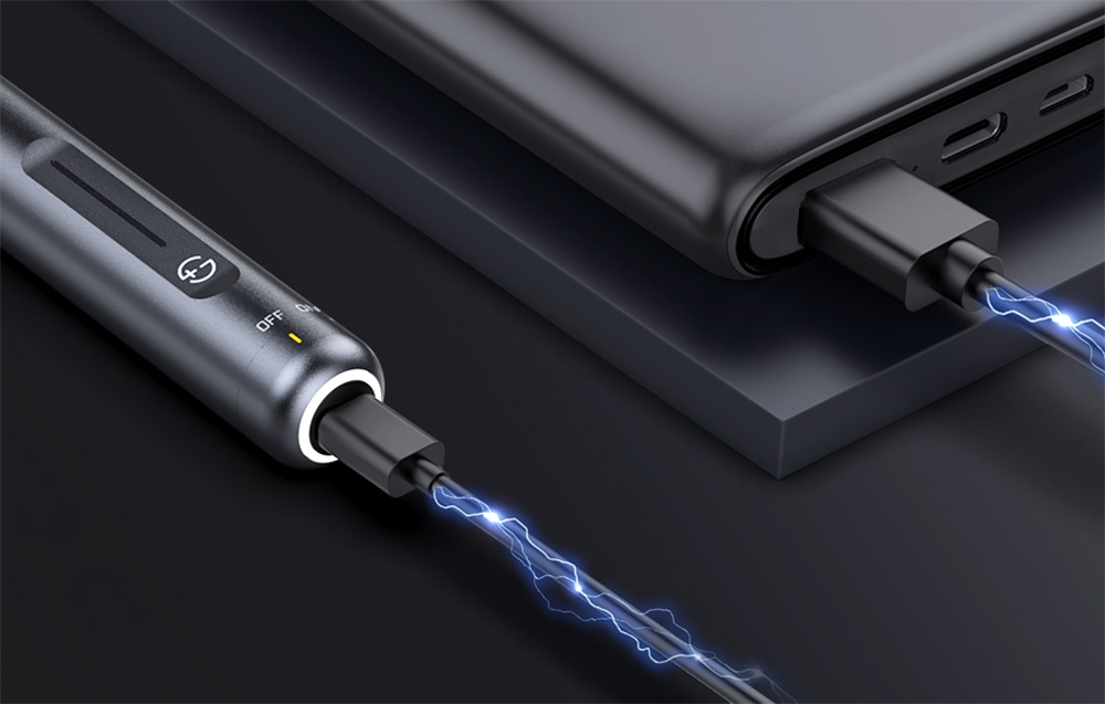 Meuleuse connectée à une batterie externe via un câble USB.