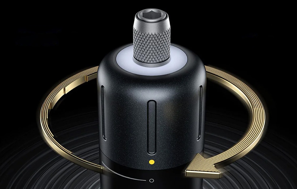 Gros plan sur la tête de la visseuse électrique. Une flèche dorée est visible autour.