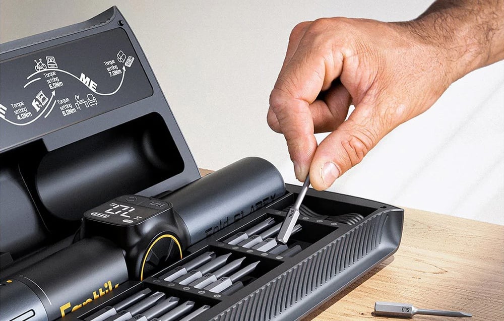 Un homme retire un embout d'un étui dédié.