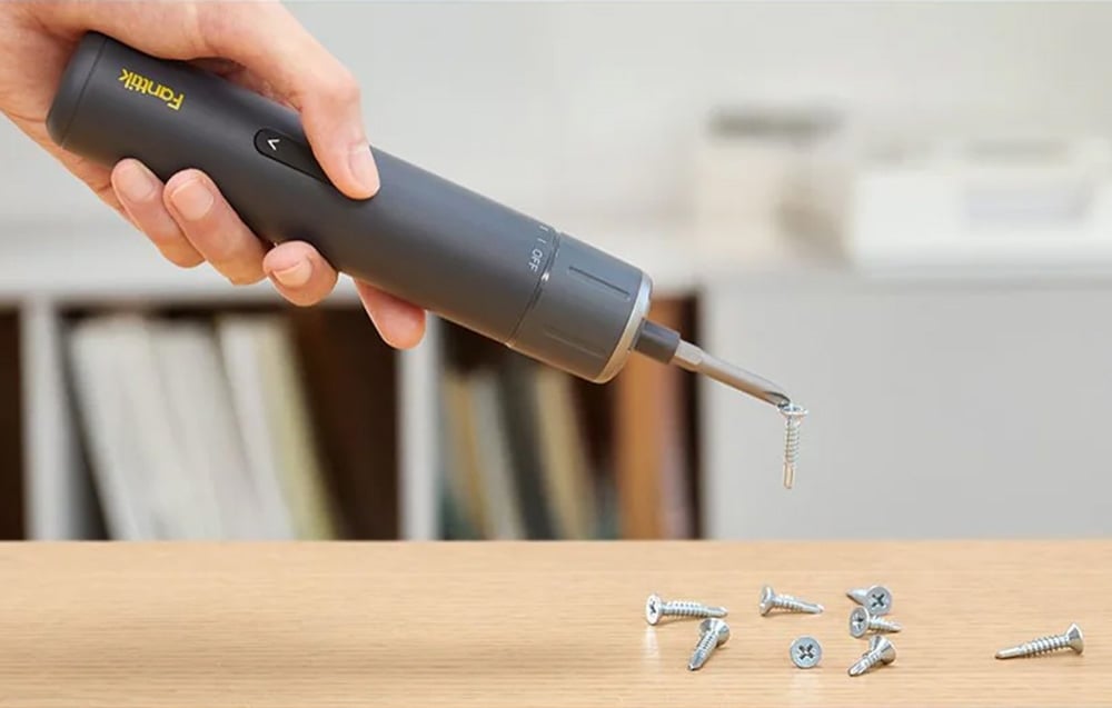 Tournevis électrique Fanttik tenu en main. Un embout est fixé au tournevis.