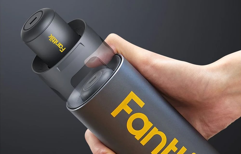 Un tournevis électrique Fanttik dans un boîtier tenu en main.