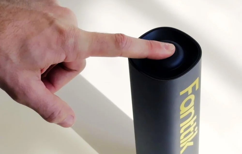 Un tournevis électrique Fanttik posé sur une table lumineuse.