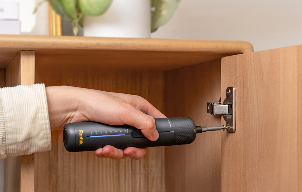 Visseuse électrique sans fil Fanttik utilisée pour assembler un meuble