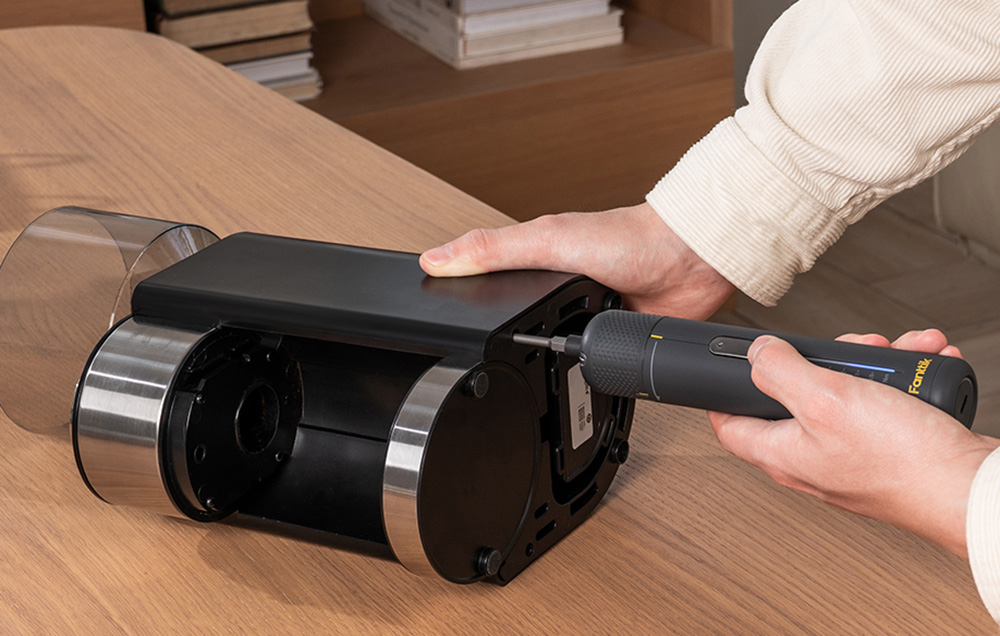 Visseuse électrique sans fil Fanttik lors d'une réparation d'appareil