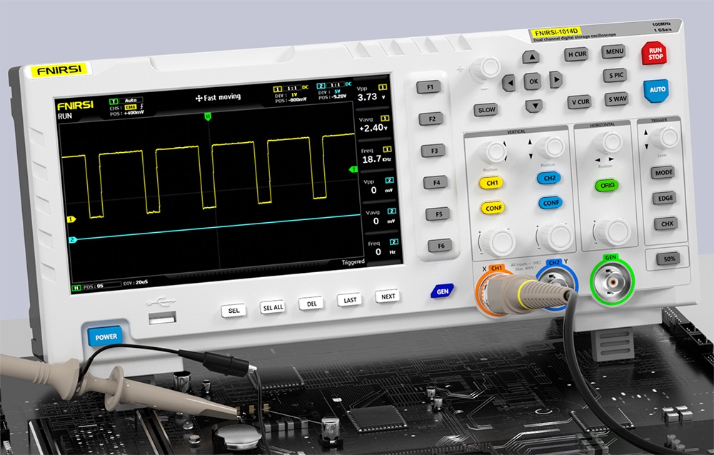 Oscyloskop z podłączonymi sondami mierzącymi sygnał na płycie elektronicznej, na ekranie widoczny wykres prostokątny.