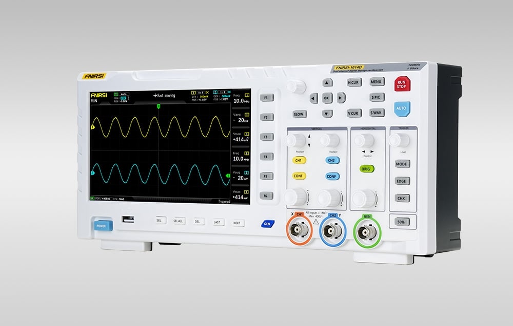 Oscyloskop z wyświetlonymi wykresami sygnałów na żółtym i niebieskim kanale na szarym tle.