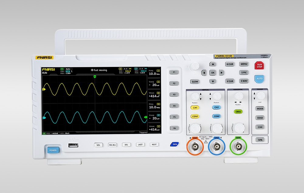 Oscyloskop z rączką do przenoszenia, pokazujący wykresy sygnałów na ekranie na jasnoszarym tle.