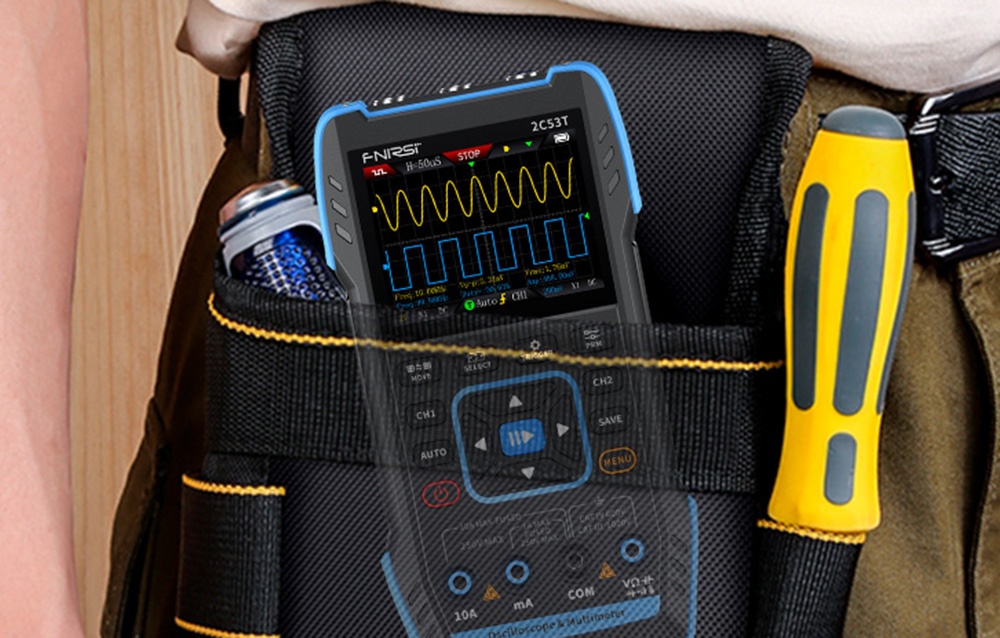 L'instrument de mesure avec un écran couleur affichant des formes d'onde est situé dans le sac à outils à côté du tournevis jaune.
