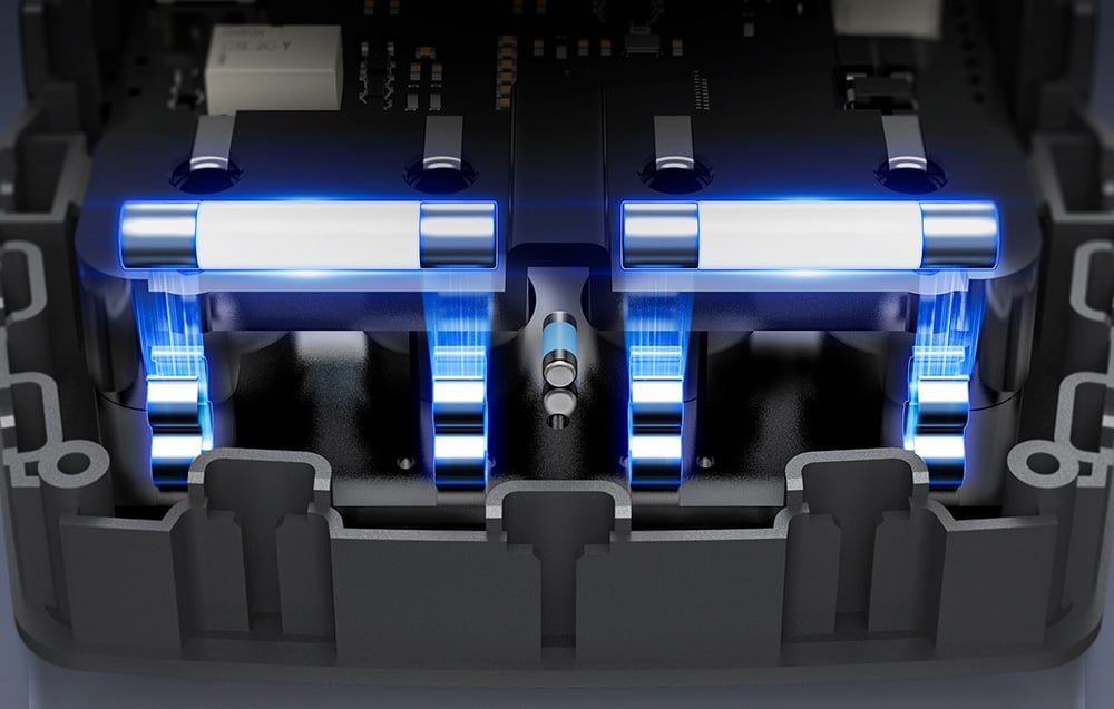 À l'intérieur du boîtier avec des fusibles illuminés en bleu et des connexions électriques visibles.