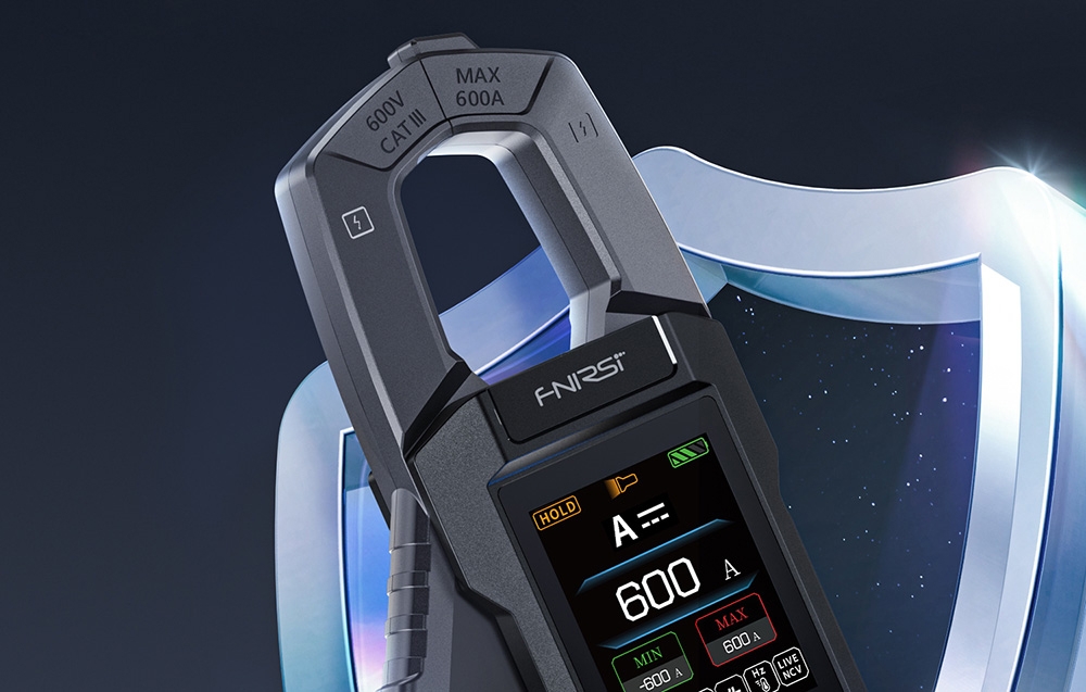 Multimètre numérique à pince sur fond sombre.