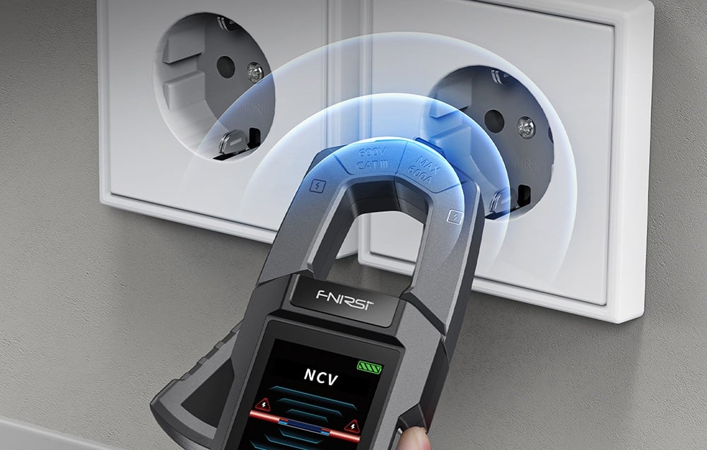 Photo illustrant le processus de mesure de la tension avec un multimètre numérique à pince.