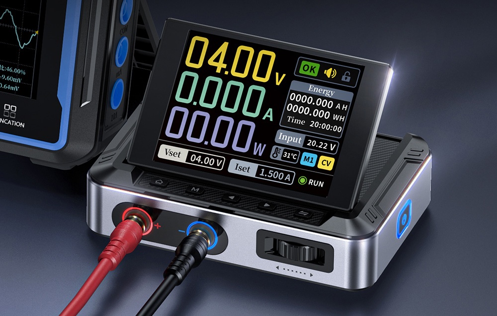 L'alimentation de laboratoire mini connectée à un autre appareil.