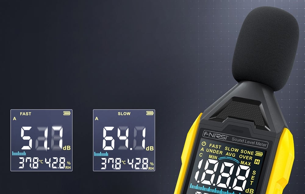 Gros plan sur un mètre décibel avec protection de microphone et deux écrans comparatifs montrant les résultats en décibels.
