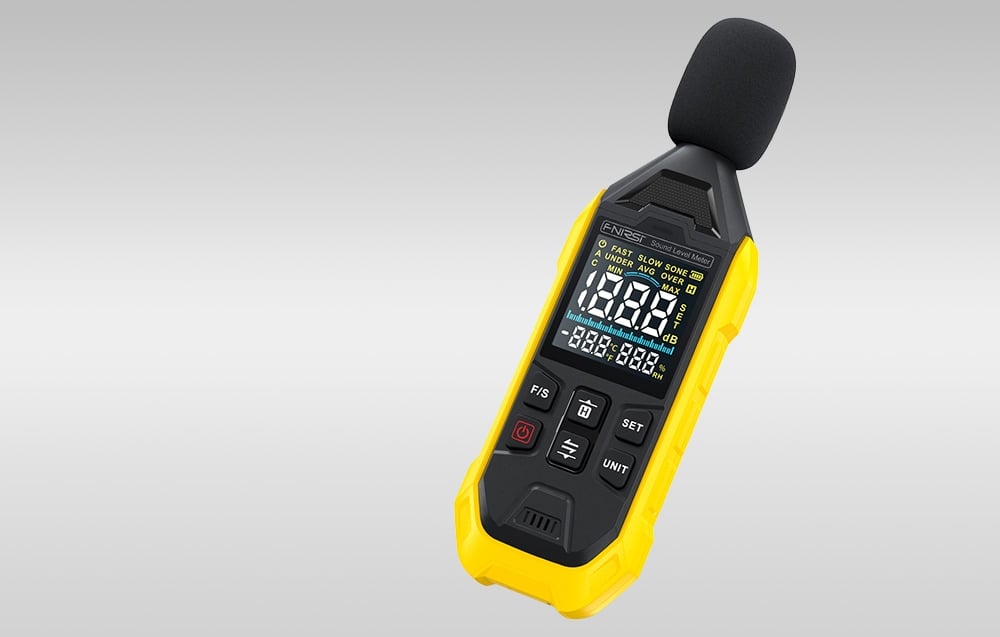 Mètre décibel avec protection de microphone montré sous un angle sur fond gris.