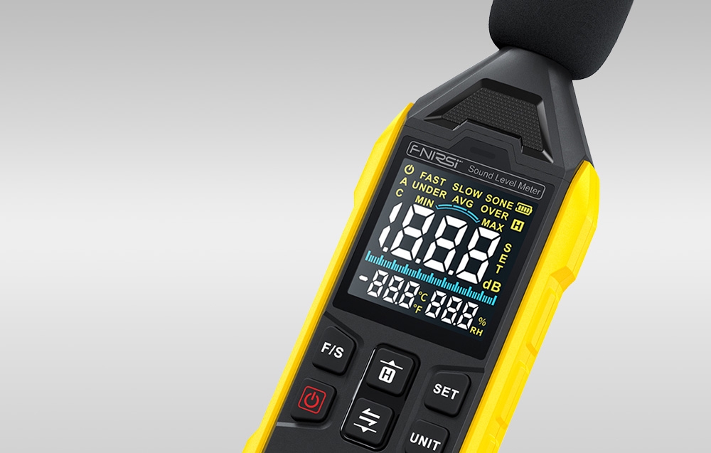 Gros plan sur l'écran d'un mètre décibel avec des chiffres lisibles et des indications colorées sur fond gris.